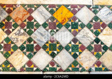 Italie, Rome, Santa Maria dans l'église Cosmedin, carreaux de sol Banque D'Images