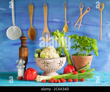 divers légumes et ustensiles de cuisine, aliments sains Banque D'Images