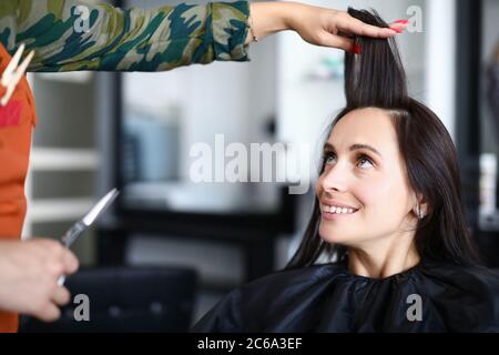 Femme en salon de beauté faisant la coiffure. Banque D'Images