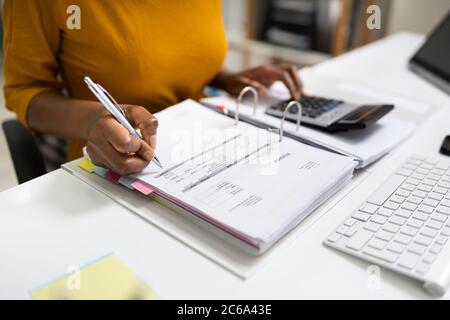 Comptable américain en entreprise en bureau faisant du travail de comptabilité Banque D'Images