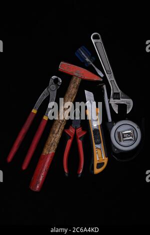 Outils industriels tels que clés à fourche et une variété de clés de gros plan sous forme d'images en couleur et en noir et blanc. Banque D'Images