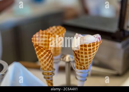 Gaufres à la crème glacée, cornets de crème glacée faits à la main dans le magasin Banque D'Images