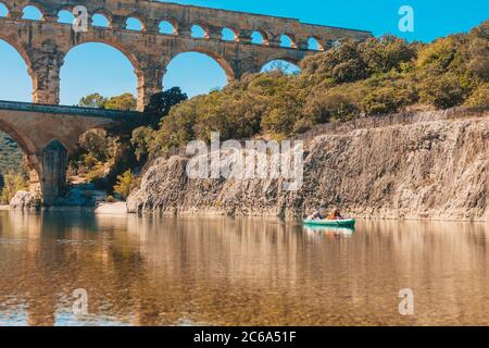 Vers-Pont-du-Gard, Gard / Occitanie / France - 26 septembre 2018: Activités de plein air sur le Gardon près du Pont du Gard - rafting en kayak et c Banque D'Images