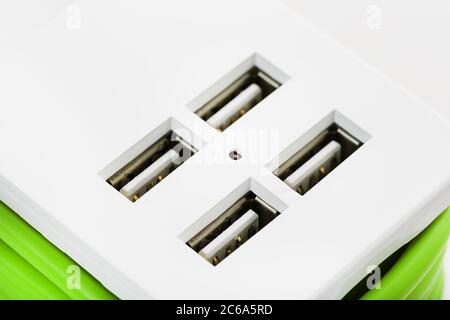 USB Power Strip pour charger des gadgets et des appareils électroniques. Sur un fond blanc, isolez. Espace libre Banque D'Images