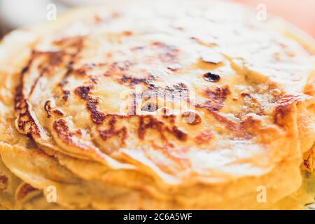 Dans les crêpes fines, il est pratique d'envelopper la farce - viande, champignons, baies, poisson et tout autre Banque D'Images