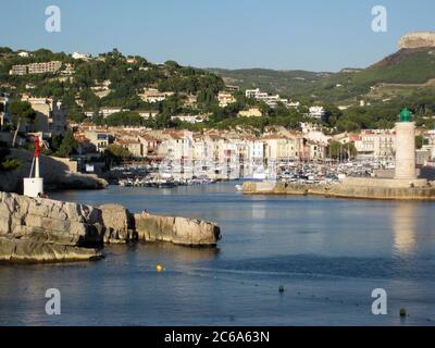 Le village de pêcheurs de Cassis en Provence : le port et le phare, au loin le Mont Gibaou Banque D'Images