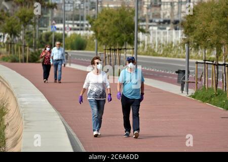 10 avril 2020, Tarragone, Espagne: Un couple marchant dans le quartier maritime de Tarragone, portant des masques de protection contre la propagation du covid 19..le Gouvernement de Catalogne ordonne un ordre et oblige les citoyens à porter un masque facial dans les espaces publics, À l'intérieur comme à l'extérieur, bien que la distance de sécurité soit respectée le lendemain, dans le but d'éviter de nouvelles infections du virus Covid-19 comme celle qui affecte Segrià (Credit image: © Ramon Costa/SOPA Images via ZUMA Wire) Banque D'Images