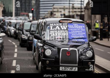 Des taxis bloquent les routes à Westminster pour protester Banque D'Images