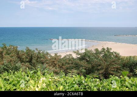 Belle vue sur la plage de Constanta sur la côte de la mer Noire en Roumanie. Banque D'Images