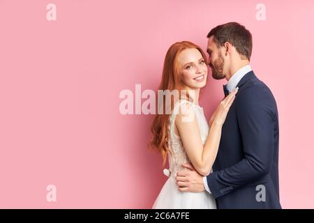 Deux personnes magnifiques se marient, une femme aux cheveux rouges, un homme barbu se embrasse, un couple happ. Famille, amour, couple, concept de relations Banque D'Images