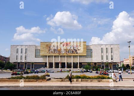 Tirana, Albanie - 14 août 2009 - place centrale et vue sur le musée national d'histoire de Tirana. La façade de la mosaïque représente des figures révolutionnaires Banque D'Images