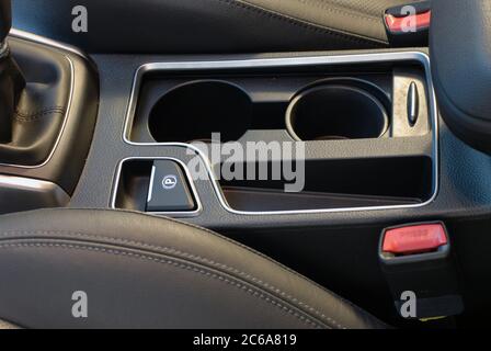 détail dans une voiture avec bouton de frein de stationnement électrique Banque D'Images