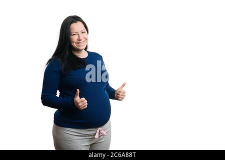 Bonne femme enceinte faisant double pouce-vers le haut comme geste avec espace de copie blanc isolé sur fond blanc Banque D'Images