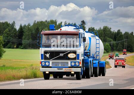 Volvo F12 camion-citerne poudre Trans année 1977 C-J Blomqvist sur camion rallye par l'Association des camions Vintage de Finlande. Suomusjärvi, Finlande. 4 juillet 20 Banque D'Images