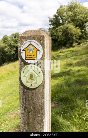 Un sentier public (la voie Gustav Holst, la voie des gardes et la voie du Diamant) dans la vallée de la rivière Windrush, près du village de Nanton, dans les Cotswolds Banque D'Images