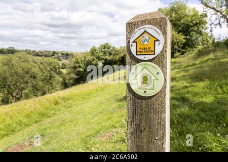 Un sentier public (la voie Gustav Holst, la voie des gardes et la voie du Diamant) dans la vallée de la rivière Windrush, près du village de Nanton, dans les Cotswolds Banque D'Images