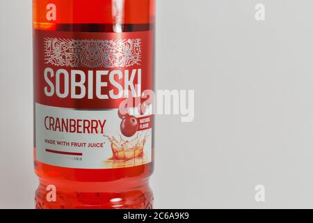 KIEV, UKRAINE - 17 JUIN 2020 : étiquette de bouteille de vodka de canneberge Sobieski à l'aide d'un fond blanc. Sobieski est une marque polonaise de vodka produite à partir de Banque D'Images