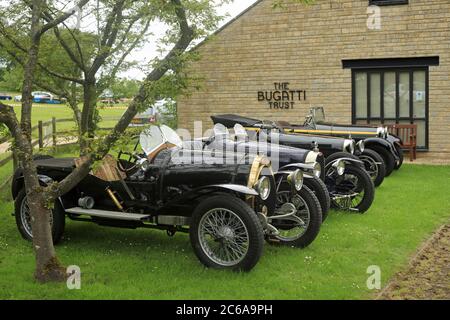 Vintage Bugattis garée à l'extérieur du bâtiment de confiance Bugatti, Gloucestershire, Royaume-Uni. Banque D'Images