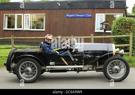 Un Bugatti vintage gara à l'extérieur du bureau du club des propriétaires de Bugatti à Prescott Speed Hill Climb, Gloucestershire, Royaume-Uni. Banque D'Images