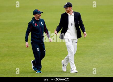 Le capitaine d'Angleterre Ben Stokes (à droite) parle à un membre du personnel d'entraînement après avoir remporté le jeu de pièces lors du premier jour de la série d'essais au Ageas Bowl, à Southampton. Banque D'Images