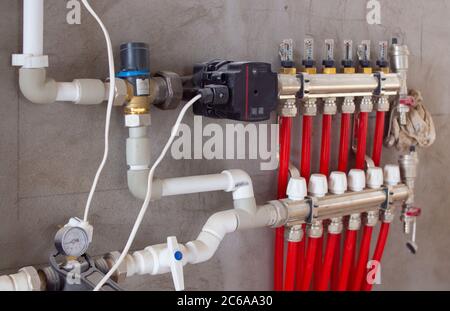 pompe et robinets pour contrôler le chauffage au sol et les batteries dans la maison Banque D'Images