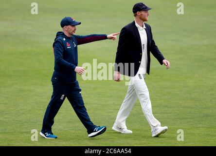 Le capitaine d'Angleterre Ben Stokes (à droite) parle à un membre du personnel d'entraînement après avoir remporté le jeu de pièces lors du premier jour de la série d'essais au Ageas Bowl, à Southampton. Banque D'Images