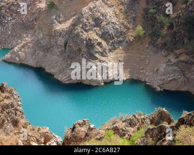 Situé dans les montagnes de l'Ouzbékistan, lac Charvak avec eau claire bleue. Banque D'Images