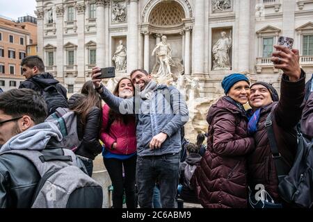 Touristes prenant des selfies à la fontaine de Trevi, Rome, Italie Banque D'Images