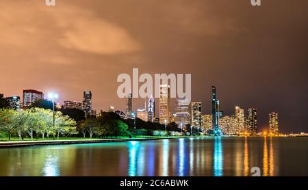 Skyline de nuit de Chicago depuis le lac Michigan Banque D'Images