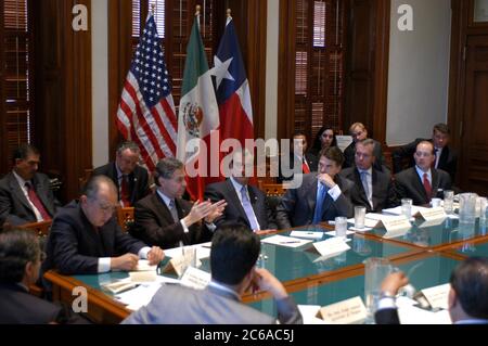 Austin Texas USA, 6 novembre 2003 : le président mexicain Vincente Fox (au centre) visite le Capitole de l'État du Texas où lui, Texas Gov. Rick Perry (troisième à partir de la droite), Texas Lt. Gov. David Dewhurst (deuxième à partir de la droite) et leurs assistants discutent des droits sur l'eau, de l'immigration et d'autres questions frontalières communes au Texas et au nord du Mexique. ©Bob Daemmrich Banque D'Images