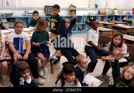 Austin, Texas, États-Unis, novembre 2003 : les élèves de deuxième année ont l'air de s'ennuyer pendant la leçon en classe à St. Ignatius Martyr School, une école catholique paroissiale privée. ©Bob Daemmrich Banque D'Images