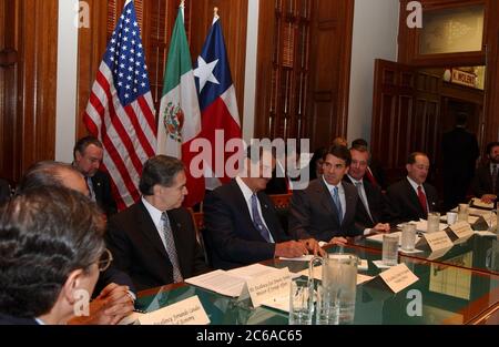 Austin Texas États-Unis, 6 novembre 2003 : le président mexicain Vincente Fox (au centre) visite le Capitole de l'État du Texas où lui, le gouverneur du Texas Rick Perry (troisième à partir de la droite) et leurs collaborateurs discutent des droits sur l'eau, de l'immigration et d'autres questions frontalières communes au Texas et au nord du Mexique. ©Bob Daemmrich Banque D'Images