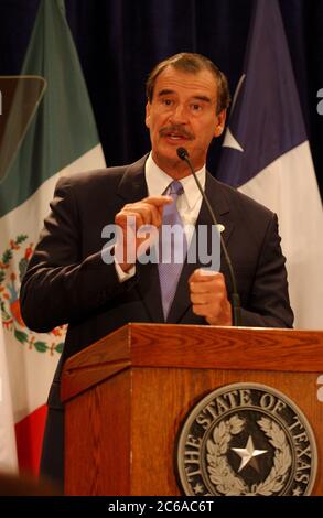 Austin Texas États-Unis, 6 novembre 2003 : le président mexicain Vincente Fox s'entretient avec la presse lors d'une visite au Capitole de l'État du Texas où lui et le gouverneur Rick Perry discutent des droits sur l'eau, de l'immigration et d'autres questions frontalières communes au Texas et au nord du Mexique. ©Bob Daemmrich Banque D'Images