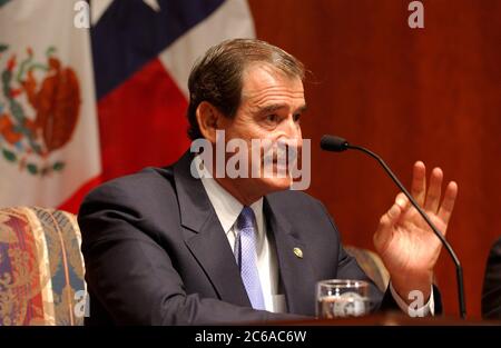 Austin Texas États-Unis, 6 novembre 2003 : le président mexicain Vincente Fox prend la parole lors d'une conférence de presse lors d'une visite au Capitole de l'État du Texas où lui et le gouverneur Rick Perry ont discuté des droits sur l'eau, de l'immigration et d'autres questions frontalières communes au Texas et au nord du Mexique. ©Bob Daemmrich Banque D'Images