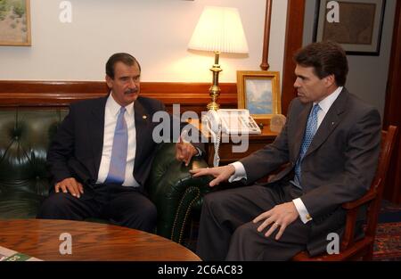 Austin Texas États-Unis, 6 novembre 2003 : le président mexicain Vincente Fox visite le Capitole de l'État du Texas où lui et le gouverneur Rick Perry discutent des droits sur l'eau, de l'immigration et d'autres questions frontalières communes au Texas et au nord du Mexique. ©Bob Daemmrich Banque D'Images