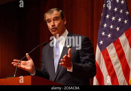 Austin Texas États-Unis, 6 novembre 2003 : le président mexicain Vincente Fox visite le Capitole de l'État du Texas où lui et le gouverneur Rick Perry discutent des droits sur l'eau, de l'immigration et d'autres questions frontalières communes au Texas et au nord du Mexique. ©Bob Daemmrich Banque D'Images