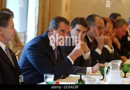 Austin Texas USA, 6 novembre 2003 : le président mexicain Vincente Fox (deuxième à partir de la gauche) visite le Capitole de l'État du Texas où lui, le gouverneur du Texas Rick Perry (troisième à partir de la gauche) et leurs assistants discutent des droits sur l'eau, de l'immigration et d'autres questions frontalières communes au Texas et au nord du Mexique. ©Bob Daemmrich Banque D'Images