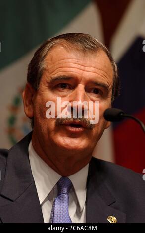 Austin Texas États-Unis, 6 novembre 2003 : le président mexicain Vincente Fox prend la parole lors d'une conférence de presse lors d'une visite au Capitole de l'État du Texas où lui et le gouverneur Rick Perry ont discuté des droits sur l'eau, de l'immigration et d'autres questions frontalières communes au Texas et au nord du Mexique. ©Bob Daemmrich Banque D'Images