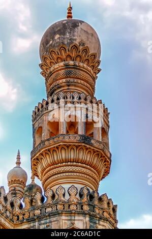Les minarets de la Grande Mosquée à l'intérieur du complexe de tombeau Qutb Shahi/Qutub Shahi à Ibrahim Bagh, Hyderabad, Telangana, Inde. Banque D'Images