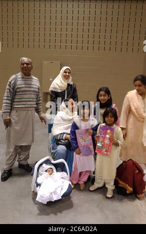 Austin, Texas 11FEB03: Les musulmans de la région d'Austin se réunissent pour Eid al-Adha, ou Festival of the sacrifice, l'une des deux grandes célébrations islamiques dans le monde entier. Le service de prière commémore la volonté du prophète Abraham de sacrifier son fils Ismaël en réponse à un commandement de Dieu. ©Bob Daemmrich Banque D'Images