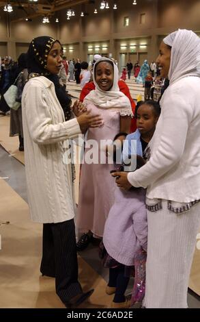 Austin, Texas 11FEB03: Les musulmans de la région d'Austin se réunissent pour Eid al-Adha, ou Festival of the sacrifice, l'une des deux grandes célébrations islamiques dans le monde entier. Le service de prière commémore la volonté du prophète Abraham de sacrifier son fils Ismaël en réponse à un commandement de Dieu. ©Bob Daemmrich Banque D'Images