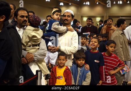 Austin, Texas 11FEB03: Les musulmans de la région d'Austin se réunissent pour Eid al-Adha, ou Festival of the sacrifice, l'une des deux grandes célébrations islamiques dans le monde entier. Le service de prière commémore la volonté du prophète Abraham de sacrifier son fils Ismaël en réponse à un commandement de Dieu. ©Bob Daemmrich Banque D'Images