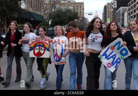 Austin, Texas États-Unis, 15 février 2003 : des manifestants anti-guerre se rassemblent dans la capitale du Texas alors que des millions de personnes se rassemblent dans le monde entier pour protester contre la guerre imminente des États-Unis contre l'Irak. Ce fut l'une des plus grandes manifestations politiques de l'histoire du Texas. Les manifestants de tous âges portaient des costumes. Il portait des panneaux de protestation faits maison et des tambours cognés, rappelant les rassemblements anti-guerre américains des années 1960 ©Bob Daemmrich Banque D'Images