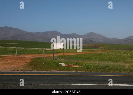 Paysage rural entre les villes de Caledon et Villiersdorp dans la région d'Overberg, dans la province du Cap-Occidental en Afrique du Sud. Banque D'Images