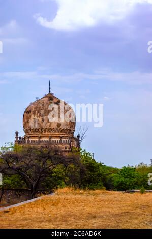 Structure en dôme surmontée d'une tombe à l'intérieur du complexe de tombe Qutb Shahi/Qutub Shahi à Ibrahim Bagh, Hyderabad, Telangana, Inde. Banque D'Images