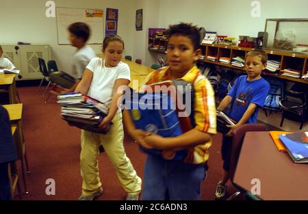 Gun Barrel City, Texas 9 septembre 2003: L'éducation à Lakeview et Southside Elementary Schools dans la Mabank Independent School discrict dans le nord-est du Texas.les élèves luttent avec des charges de livres et de matériel de cours entre les classes. Les sacs à dos ne sont utilisés qu'en salle de classe pour des raisons d'espace. ©Bob Daemmrich Banque D'Images