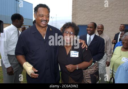 Georgetown, Texas, États-Unis, 12 septembre 2003 : le révérend Jesse Jackson, militant des droits civiques, salue les partisans noirs lors de sa visite au lycée de Georgetown. ©Bob Daemmrich Banque D'Images