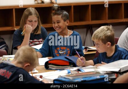 Gun Barrel City, Texas 9 septembre 2003 : un garçon de cinquième année sourit à son bureau pendant la leçon sociale des étudiants dans sa classe. ©Bob Daemmrich Banque D'Images