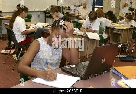 Gun Barrel City, Texas: Éducation à Lakeview et Southside Elementary Schools dans la Mabank Independent School discrict dans le nord-est du Texas. Étudiant en sciences de cinquième année travaillant sur un ordinateur portable sans fil en classe, en apprenant sur le système squelettique du corps humain. 9 septembre 2003 ©Bob Daemmrich / Banque D'Images