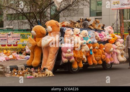 Un vendeur de rue vendant un assortiment de jouets en peluche mais le côté de la route. Hyderabad, Telangana, Inde. Banque D'Images